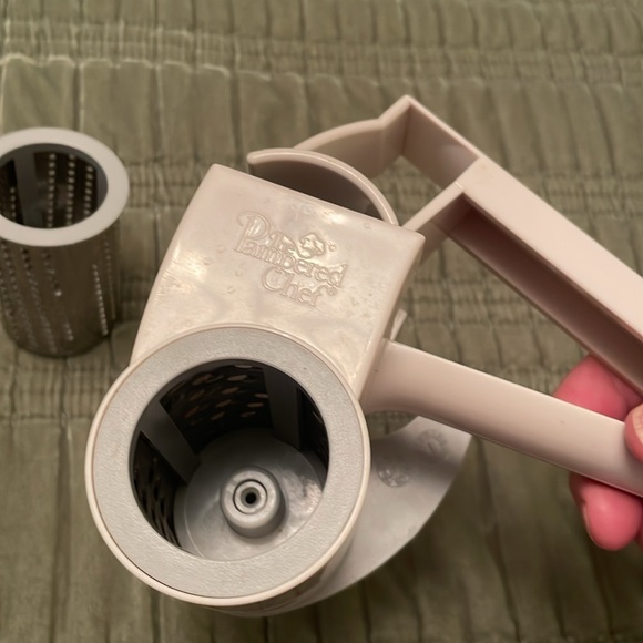 The Pampered Chef Deluxe Handheld Hand Crank Cheese Grater Zester Shredded - Picture 8 of 9